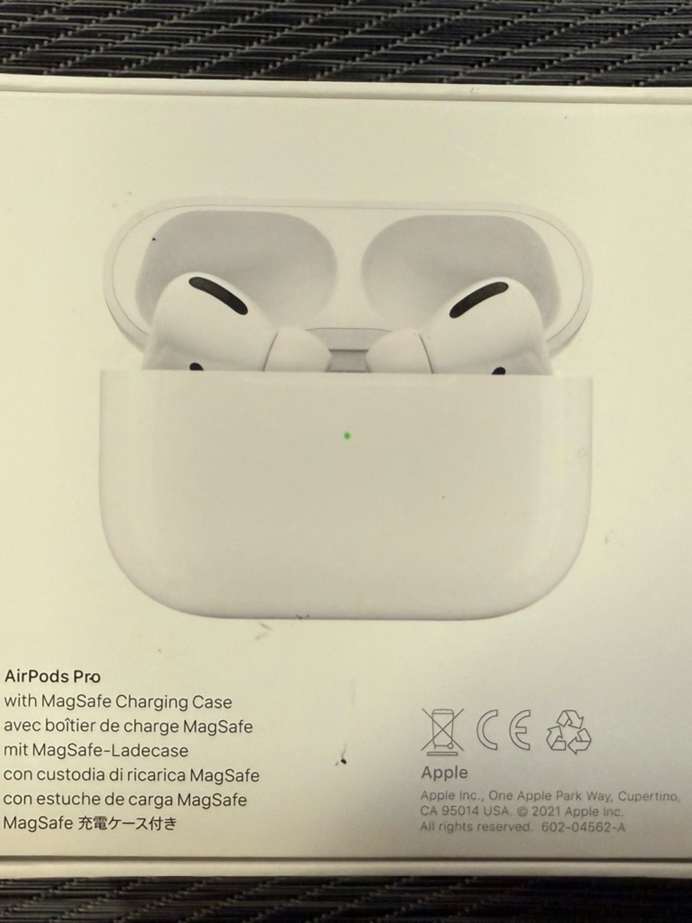 Apple AirPods Pro /MagSafe Case - White great condition new silicone ear pieces - Picture 7 of 7